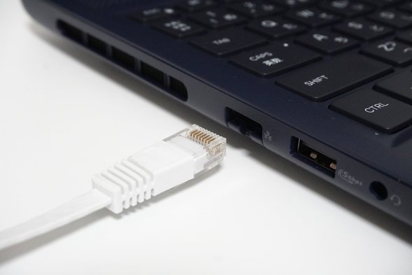 有線LANポートとLANケーブル