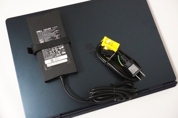 ACアダプターとケーブル