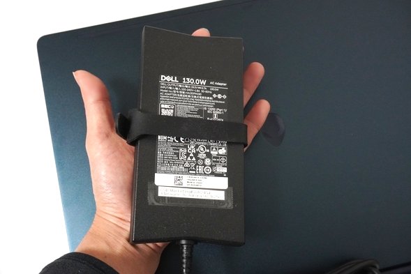 ACアダプターを手で持ったところ