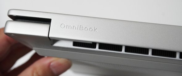 HP OmniBook 7 16-ayの背面に刻印されているロゴ