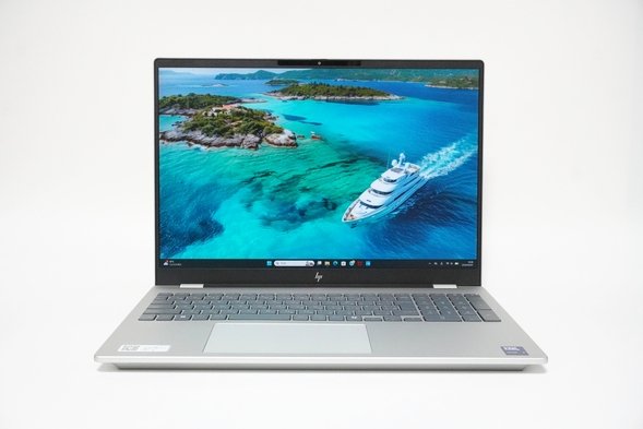 HP OmniBook 7 16-ayを正面から見た写真