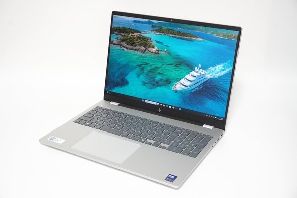 HP OmniBook 7 16-ayを右斜め前から見た写真