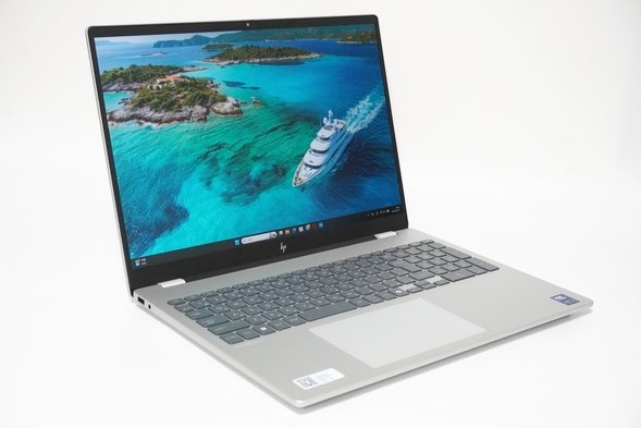 HP OmniBook 7 16-ayを左斜め前から見た写真