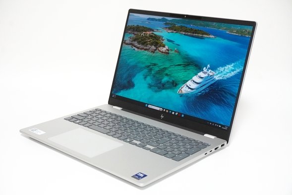 HP OmniBook 7 16-ayを斜め前方から見た写真