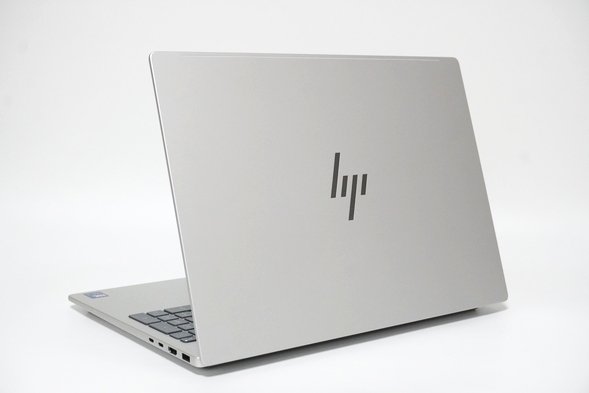 HP OmniBook 7 16-ayを右後方から見た写真