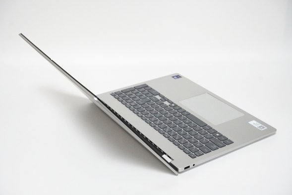 HP OmniBook 7 16-ayを左後方から見た写真