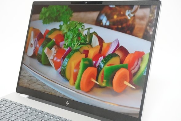 HP OmniBook 7 16-ayのディスプレイを横から見たところ
