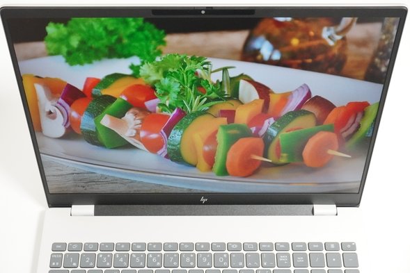 HP OmniBook 7 16-ayのディスプレイを上から見たところ