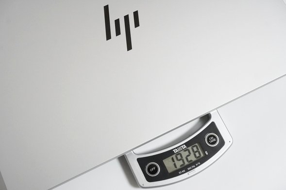 HP OmniBook 7 16-ayの重さを計量しているところ