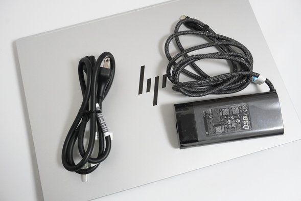 HP OmniBook 7 16-ayのACアダプターとケーブル