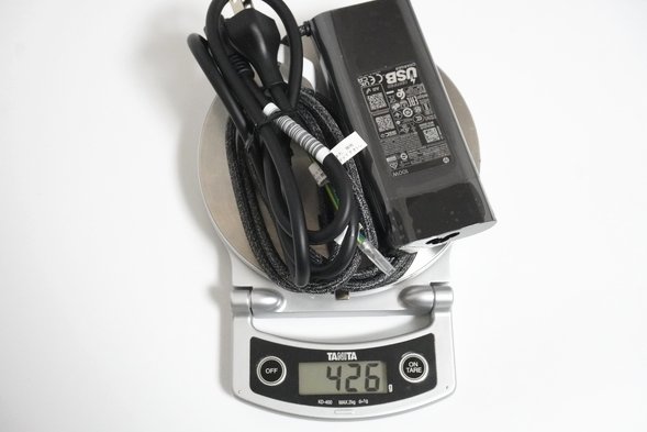 HP OmniBook 7 16-ayのACアダプターとケーブルを計量したところ