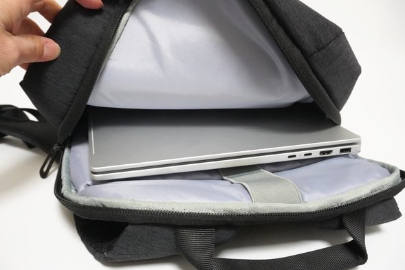 HP OmniBook 7 16-ayをリュックに入れたところ
