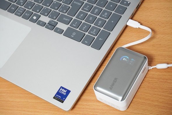 HP OmniBook 7 16-ayをモバイルバッテリーで充電しているところ