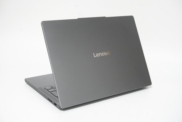 Ideapad Slim 3 Gen 10 14型AMDを後ろから見たところ