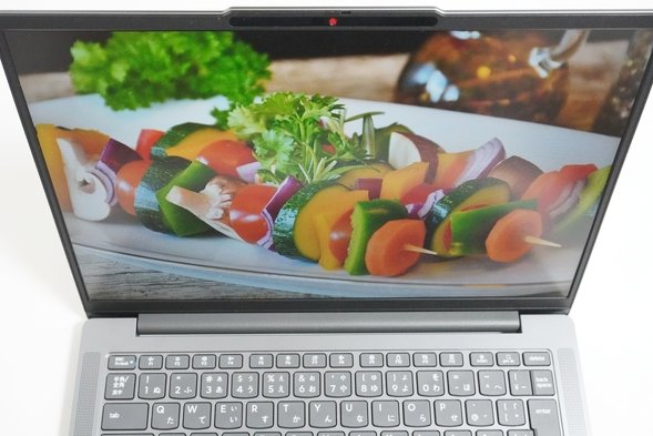 Ideapad Slim 3 Gen 10 14型AMDのディスプレイを上から見たところ
