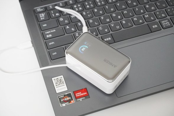 Ideapad Slim 3 Gen 10 14型AMDをモバイルバッテリーで充電しているところ