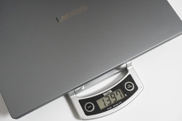 Ideapad Slim 3 Gen 10 14型AMDの重さを実測しているところ